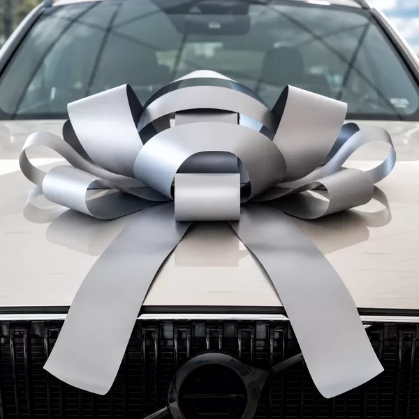 30-inch silver magnetic car bow with two long vinyl ribbon tails