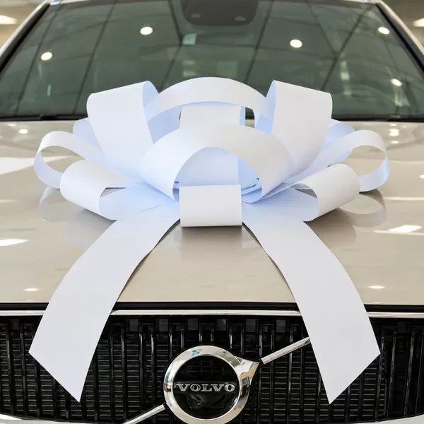30-inch white magnetic car bow with two long vinyl ribbon tails