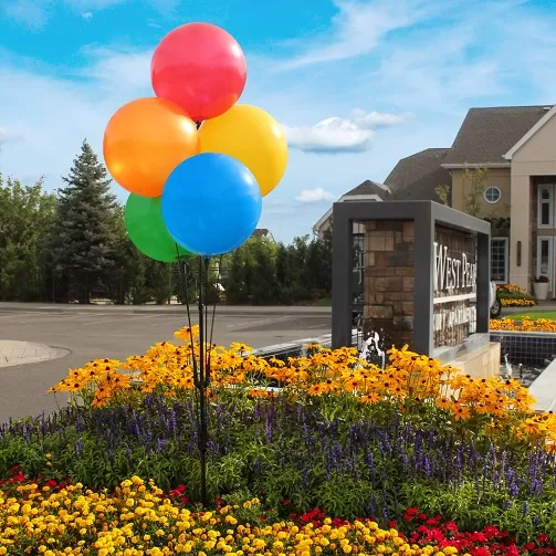 Five-balloon Bobber cluster display with pole and ground spike